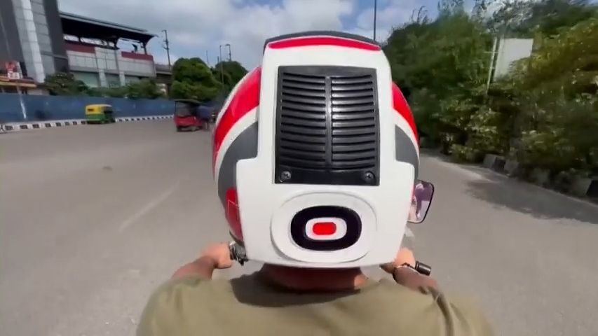 Indové vyvinuli motocyklovou přilbu filtrující znečištěný vzduch